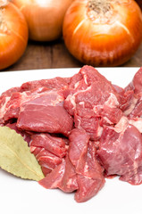 Rohes HIrschfleisch und Zwiebeln