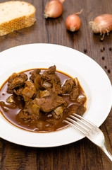 Gabel und Teller mit Wildgulasch