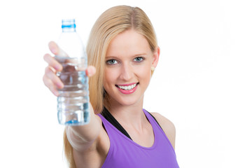 frau zeigt wasserflasche