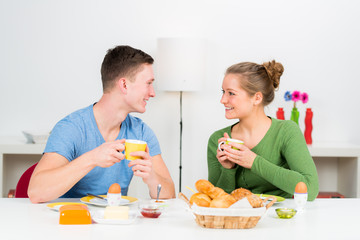 Obraz na płótnie Canvas glückliches pärchen beim frühstück