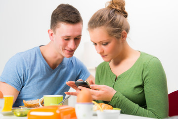 paar simst beim frühstück