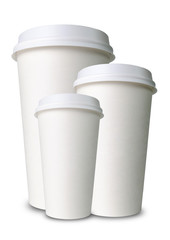 drei verschieden große Pappbecher hintereinander vor weißem Hi