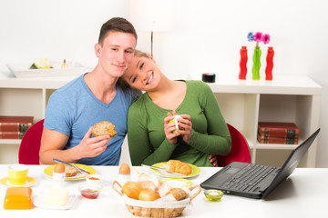Obraz na płótnie Canvas glücklich verliebtes paar beim frühstück