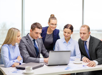 Fototapeta premium business team with laptop having discussion