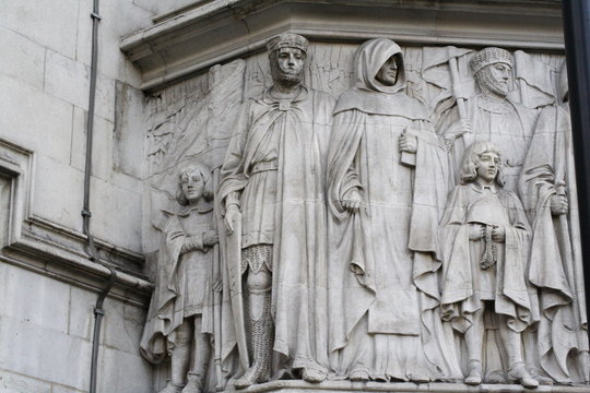 Statue at the Supreme Court in London