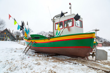 Naklejka na ściany i meble Zimowe krajobrazy z łodzi rybackich na Morzu Bałtyckim w Polsce