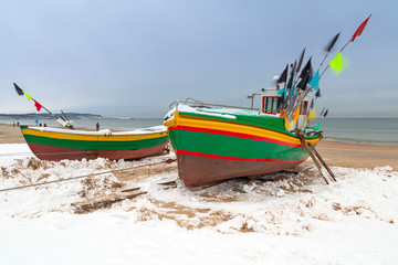 Obrazy na Szkle  Winter scenery of fishing boats at Baltic Sea in Poland