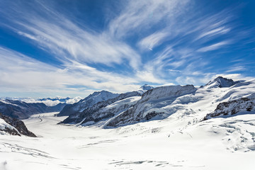 Ледник Алеч под синим небом в облаках