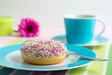 kaffeegedeck mit einem donut