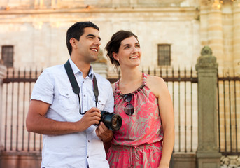 Naklejka premium Attractive couple of tourists visiting the city