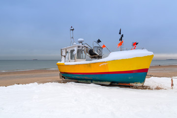 Naklejka na ściany i meble Zimowe krajobrazy z łodzi rybackich na Morzu Bałtyckim w Polsce