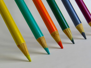 material escolar para pintura lapis de cor.