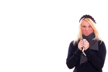 blonde Frau mit Nase kribbeln