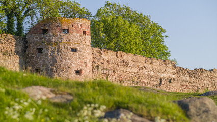 Fototapeta na wymiar Medeival ruiny zamku w wieczornym słońcu
