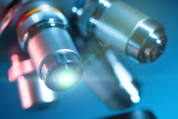 Fototapeta na wymiar Obiektyw mikroskopu za pomocą wiązki światła zielonego