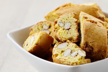 Piatto di cantucci pasticceria secca