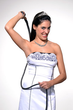 Novia sujetando un l&aacute;tigo.