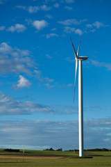 Fototapeta na wymiar Turbina wiatrowa na zielone pola