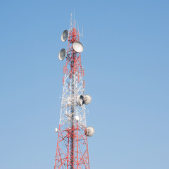 Telecommunication mast with microwave link antennas over a blue