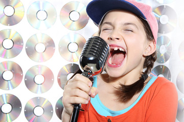 Śpiewająca  dziewczynka w pomarańczowej czapce