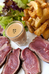 Viande, bœuf, steak, frites, pommes de terre, grill, salade 