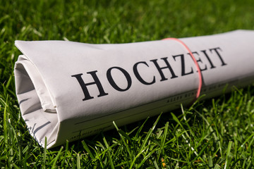 hochzeitszeitung auf grass