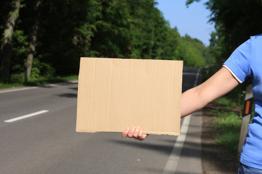 Anhalter mit Schild