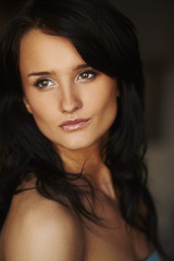 Naklejka premium portret naturalnej brunetki dziewczyny topless