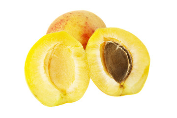whole and sliced ​​peaches