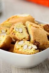 Piatto di cantucci pasticceria secca