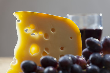 Schweizer Käse, Weintrauben und Rotwein