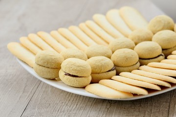 Pasticceria secca su piatto