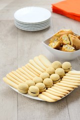 Pasticceria secca su piatto