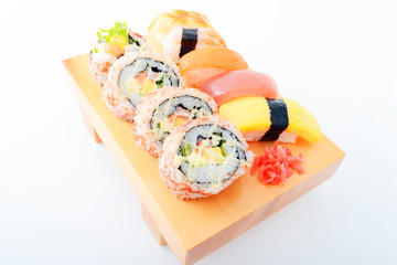 握り寿司とカリフォルニアロール