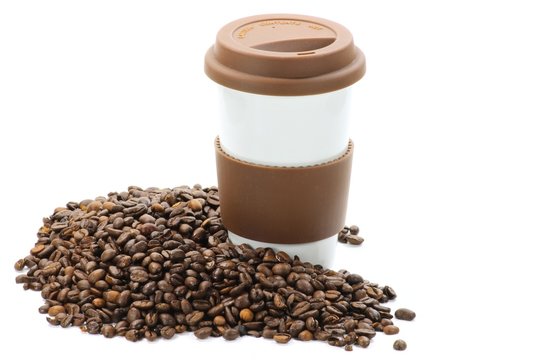coffee to go Becher mit Kaffeebohnen isoliert auf weißem Hintergrund