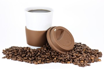 coffee to go Becher mit Kaffeebohnen isoliert auf weißem Hintergrund