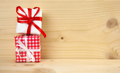 Obraz premium Rot-weiße Päckchen als Geschenke vor Holzhintergrund