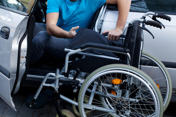 Fototapeta na wymiar Jego kierowca wózka niepełnosprawnych składający