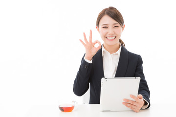 タブレットを見る女性　ビジネス
