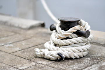 An image of a rope in a port of USA - obrazy, fototapety, plakaty