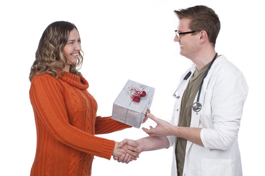 Patientin bedankt sich beim Arzt - patient says thank you