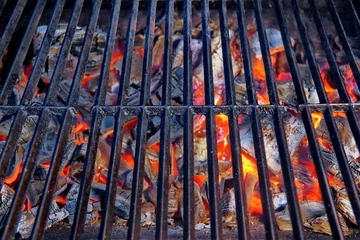 Crédence de cuisine en verre imprimé Grill / Barbecue Glowing coal in BBQ Grill