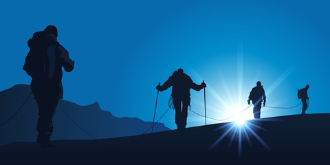 Cordée d'alpinistes marchant ensemble pour atteindre le sommet d'une montagne - obrazy, fototapety, plakaty