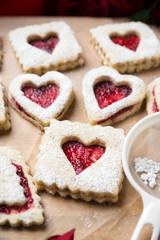 Herzförmige Kekse mit Marmeladenfüllung