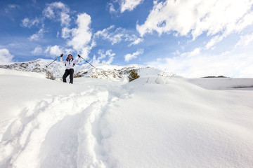 Fototapeta na wymiar Ragazza con le braccia in alto in montagna con neve