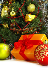 Isolated image of a decorated Christmas tree and gift boxes