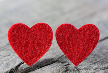 Liebe: zwei rote Herzen als Grußkarte zum Valentinstag