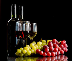 Fototapeta premium Red and white wine with grapes