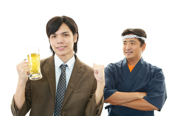 笑顔のビジネスマンと寿司職人