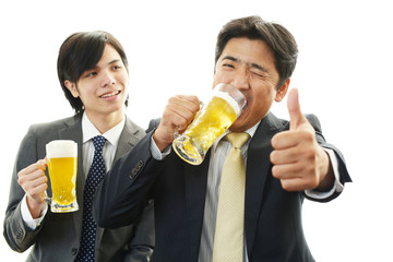 乾杯する二人のビジネスマン